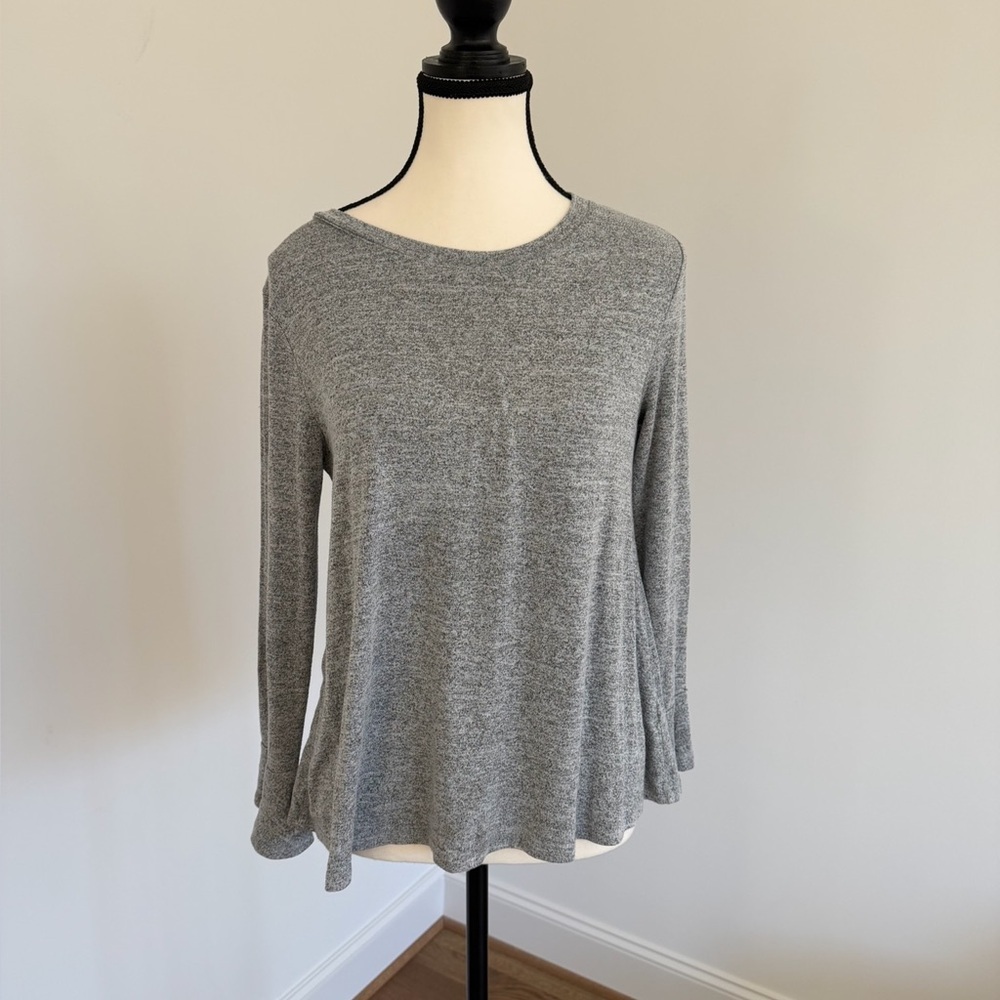 🤍 Gap Gray Long Sleeve Bell Cuff Top 🤍
Women’s Size XS